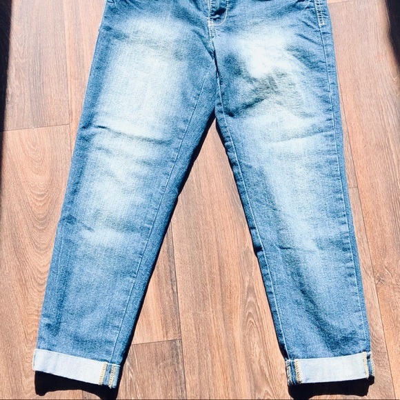 Cute fitted jeans with cuffs at bottom - Picture 2 of 12